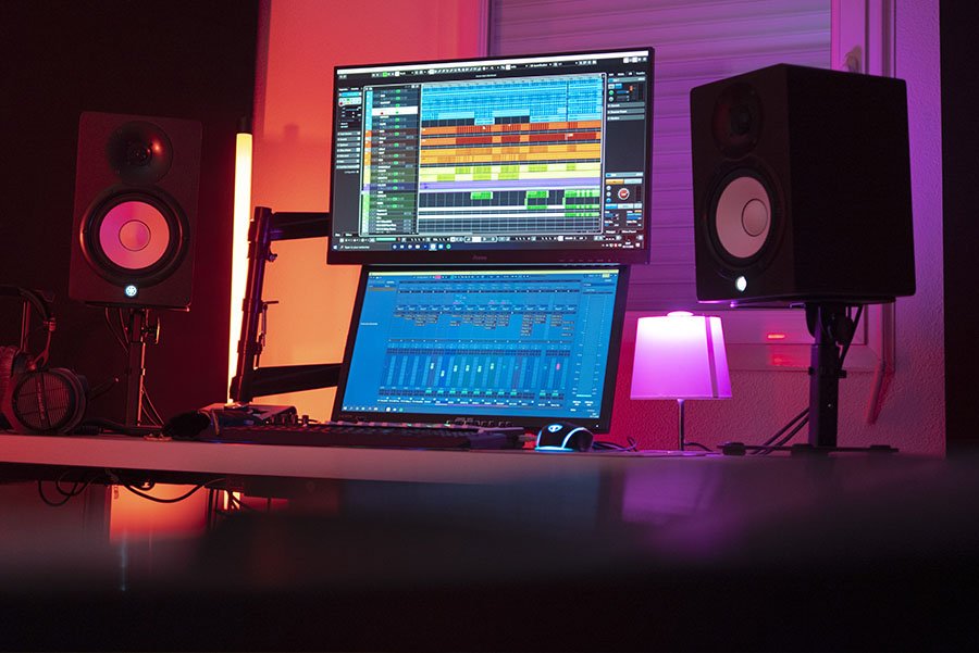 Poste de mixage Grand Studio éclairé en rouge et violet